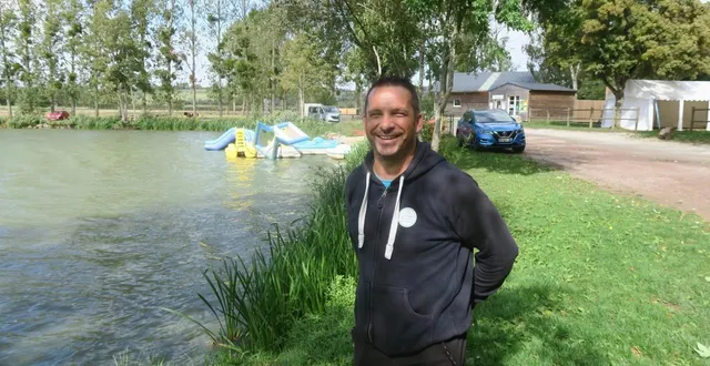photo  jérôme blossier, le directeur de la base de loisirs de brûlon, a la banane en cette fin d’été 2025.  &copy;  ouest-france 