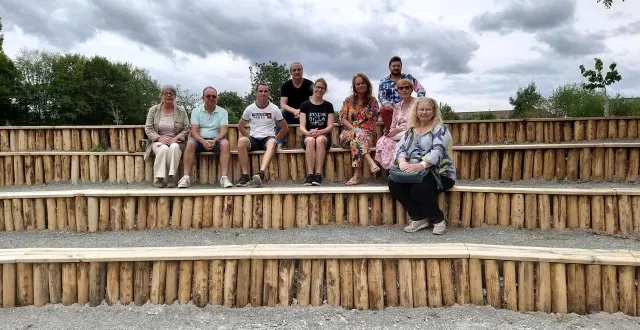 photo  les représentants des différents services de la commune (élus, l’éolienne, espaces verts….) ont essayé le nouvel amphithéâtre de tertifume.  &copy;  ouest-france 