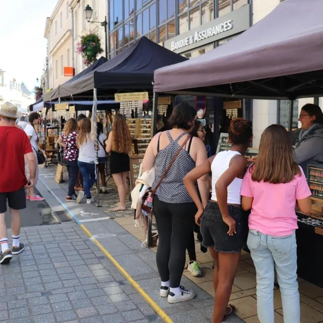 photo de nombreux commerçants tenaient un stand à la flèche, samedi 2 septembre 2023, à l’occasion de commerc’en fête. à droite, gaëlle ollivier propose des bijoux personnalisables de l’atelier de zoé.  ©  ouest-france