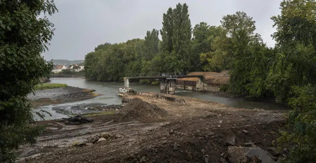 photo  le mans, vendredi 29 août 2025. en cette période d’écourues, un coffre-fort partiellement immergé a été découvert au niveau d’une écluse au mans.  &copy;  archives denis lambert - le maine libre 