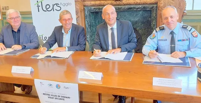 photo  les signataires de l’avenant sécurité, à partir de la gauche : yves goasdoué, président de flers agglo ; michel leroyer, maire de la ferté-macé ; marc andré, sous-préfet et directeur de cabinet du préfet de l’orne, et le colonel alexandre vignau, commandant le groupement de gendarmerie de l’orne.  &copy;  ouest-france 