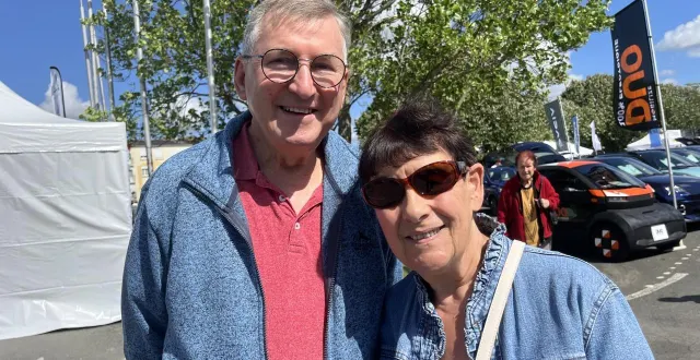 photo  la ferté-bernard, vendredi 5 septembre 2025. michel et josiane sont venus de nogent-le-rotrou avec un objectif en tête : négocier des devis pour installer une bande de bruyère dans leur jardin.  &copy;  le maine libre 