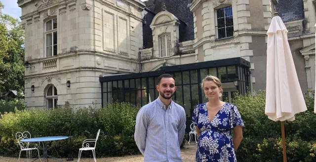 photo  marius lardeux, commercial événementiel, et charlotte domart, présidente de l’association « arts et patrimoine au château le fresne ».  &copy;  ouest-france 