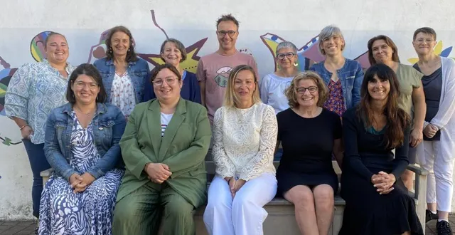 photo  l’équipe enseignante de l’école privée, avec la directrice aurélie bareaud au milieu sur le banc.  &copy;  co 