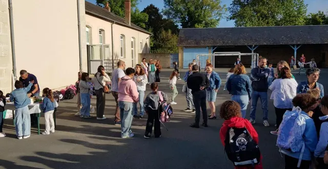 photo  moment de convivialité dans la cour de l’école cassini à l’occasion de la rentrée scolaire.  &copy;  le maine libre 