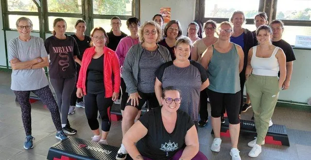 photo  premier cours de step de la saison : en première ligne, l’animatrice valérie leboucher, suivie de katia dubois et caroline virlouvet, et les adhérentes prêtes pour la reprise.  &copy;  le maine libre 