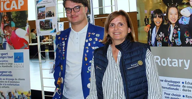 photo  karine ragueneau et émilien bareau représentaient le rotary club sud sarthe, dimanche au forum associatif.  &copy;  le maine libre 