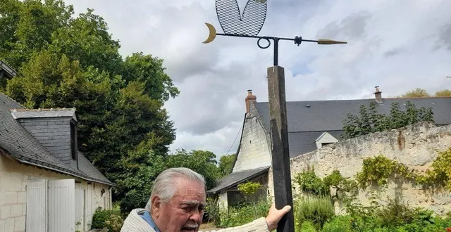 photo  daniel couturier présente la dernière acquisition de sa collection de girouettes.  &copy;  co 