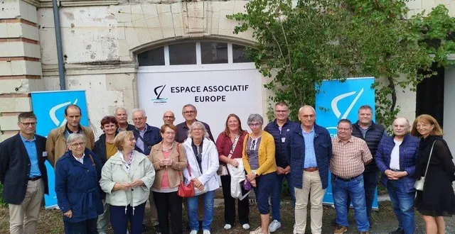 photo  devant le nouvel espace europe, les représentants des six associations concernées ont reçu les clés de leur salle respective. ici en compagnie des élus et du personnel technique communal qui a œuvré pour la rénovation de ce bâtiment associatif. ?  &copy;  ouest-france 