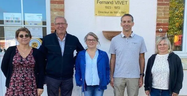photo  l’équipe enseignante accompagnée de guy cosme, maire, et son adjointe, éliane courtemanche.  &copy;  ouest-france 