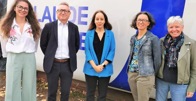 photo  aux côtés de ludivine chevalier, responsable du bureau des entreprises, et d’emmanuel pau, proviseur, sa nouvelle adjointe, khadija khira, camille huchet, nouvelle cpe et sa collègue glwadisse furon  &copy;  le maine libre 