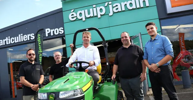 photo  l’équipe du magasin équip’jardin de sablé-sur-sarthe, autour du nouveau responsable de la concession : pierre chouanard. il manque seulement l’un des apprentis sur la photo.  &copy;  ouest-france 