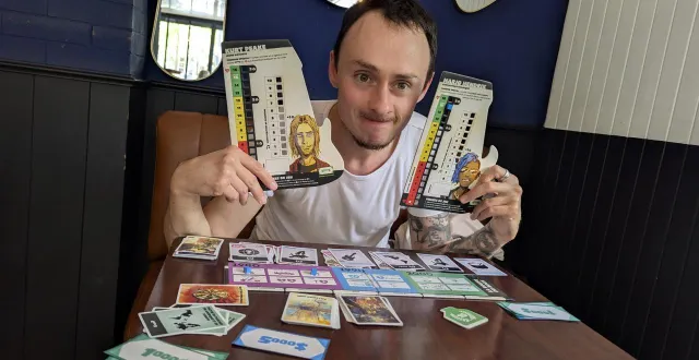 photo  thibault rollet, devant le jeu de société qu’il a conçu avec son ami québécois, noé talbot, 