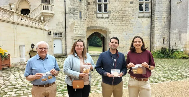 photo  de gauche à droite : jean-pierre mariais, adjoint au maire, typhaine et enguerrand bernard et tiphaine boulay.  &copy;  tiphaine boulay 