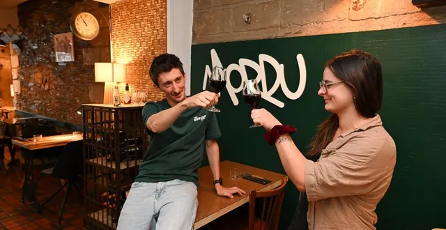 photo  angers, le 3 septembre 2025. tristan jaulin et sa compagne andréa trinquent à la réussite de mordu.  &copy;   co – josselin clair 