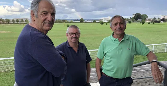 photo  alain roussel, président de la société des courses d’alençon ; jean-michel grangeray et jean-jacques edard, commissaires de courses.  &copy;  ouest-france 