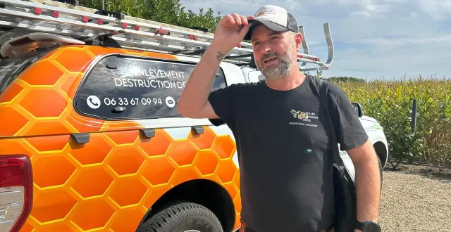 photo  pompier pendant plus de vingt ans, cyril gaudin est aujourd’hui un spécialiste des abeilles, frelons et des guêpes. apiculteur, il a lancé sa société de désinsectisation et chasse depuis, les frelons dans toute la région.  &copy;  ouest-france 