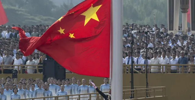 photo  un soldat chinois de la garde d'honneur hisse le drapeau national au début d'un défilé militaire marquant le 80e anniversaire de la victoire sur le japon et la fin de la seconde guerre mondiale, sur la place tiananmen, le 3 septembre 2025.  &copy;  kevin frayer / getty images via afp 