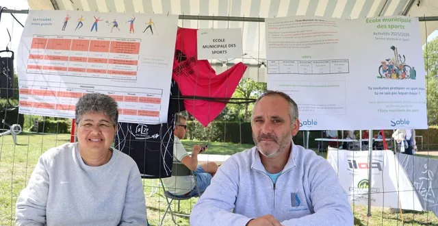 photo  chantal vergé-dépré et christophe tarin accueillaient le public sur le stand de l’école municipale des sports, à l’occasion du forum des activités de sablé-sur-sarthe, samedi 6 septembre 2025.  &copy;  ouest-france 