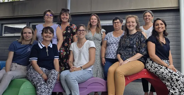 photo  l’équipe enseignante et les atsem de l’école saint-pierre.  &copy;  co 