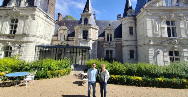 photo  marius lardeux, commercial évènementiel du domaine, et charlotte domart, fille aînée de la famille pilet.  &copy;  co 