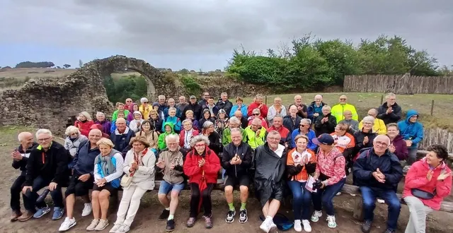 photo  après les randonnées du matin, les sportifs ont assisté à des présentations historiques au château de tiffauges.  &copy;  co. 