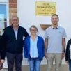 photo l’équipe d’enseignants accompagnés de guy cosme maire de mézières-sur-ponthouin à gauche et eliane courtemanche adjointe.