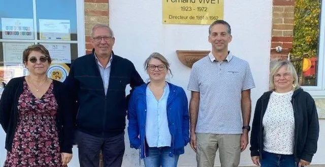 photo  l’équipe d’enseignants accompagnés de guy cosme maire de mézières-sur-ponthouin à gauche et eliane courtemanche adjointe.  &copy;  le maine libre 