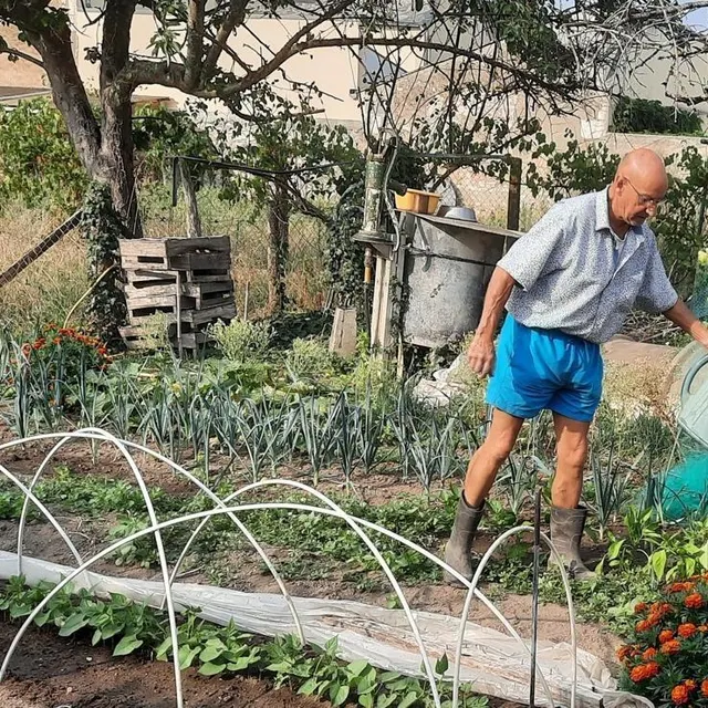 photo l’homme puise de l’eau manuellement et attend qu’elle se réchauffe pour irriguer ses légumes sans gâchis, avec un arrosoir.  ©  ouest-france