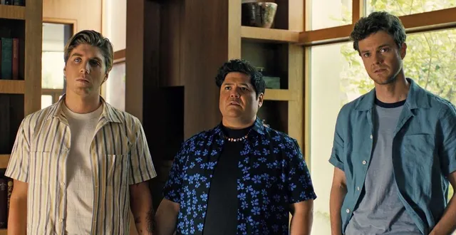 photo  lukas gage, harvey guillén et jack quaid dans 