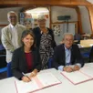 photo  la sous-préfète et le chef du pôle signent la convention, derrière pascale martin et mohamed el baz, délégué du défenseur des droits à alençon. 