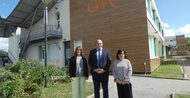 photo  le proviseur, la proviseure adjointe, à gauche, et la secrétaire générale dans la cour du lycée.  &copy;  ouest-france 