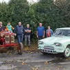 photo c’est ce tracteur mac cormick f 137 d de 1963 qui est à gagner à la tombola. la voiture du président eric levardon (2e à droite), n’est pas à gagner ni à vendre.