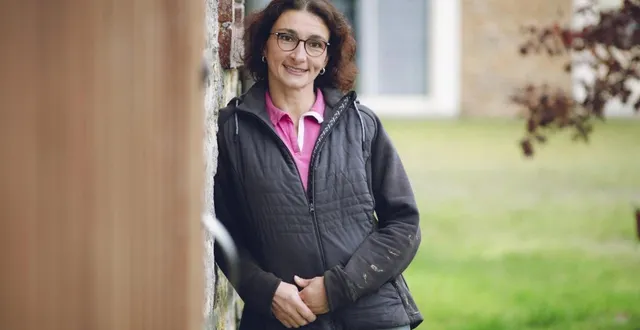 photo  géraldine caplain, éleveuse d’alpagas en sarthe, sera à l’écran ce soir dans l’amour est dans le pré.  &copy;  julien theuil / m6 