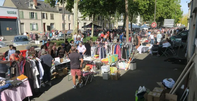 photo  le bric-à-brac jaurès, au mans (sarthe) est devenu un rendez-vous incontournable le premier dimanche de septembre.  &copy;  ouest-france 