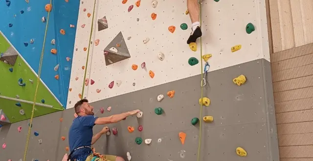photo  les grimpeurs sur le mur d’escalade de sept mètres de haut, dans la salle des fontaines de thouarcé (bellevigne-en-layon), près d’angers.  &copy;  co 