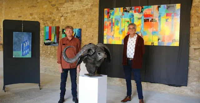 photo  à côté de l’une de ses œuvres, sous le préau du manoir de couesme à ancinnes (sarthe), pascal chesneau, (à gauche), accompagné de patrick bouleau, devant une mosaïque de ses œuvres.  &copy;  ouest-france 
