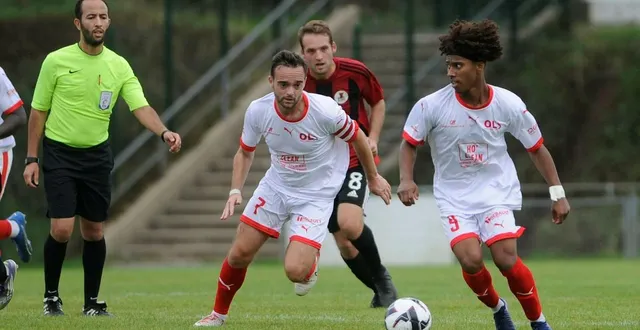 photo  niort, stade de saint-liguaire, dimanche. 
                  corentin simon et maël atindéhou n’ont pas trouvé la solution face au but.  &copy;  co – christophe bernard 