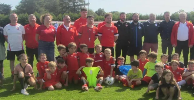 photo  au stade des varennes, à mûrs-érigné, la remise du label excellence jeunes à l’asi football a donné lieu à une rencontre intergénérationnelle.  &copy;  ouest-france 