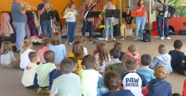 photo  vendredi, neuf professeurs sont intervenus à l’école pasteur, avant de rendre visite à l’école de courgains.  &copy;  le maine libre 
