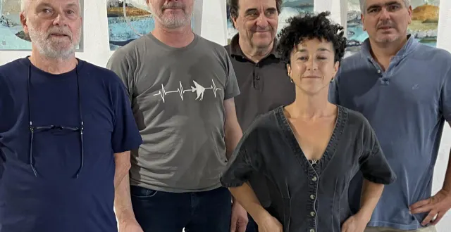 photo  de g. à d. : stéphane chauvet, régis noël, dominique bonneau, anissa allam vaquez et jérôme gourdon devant les toiles de valérie blanchard jaulin.  &copy;  co 