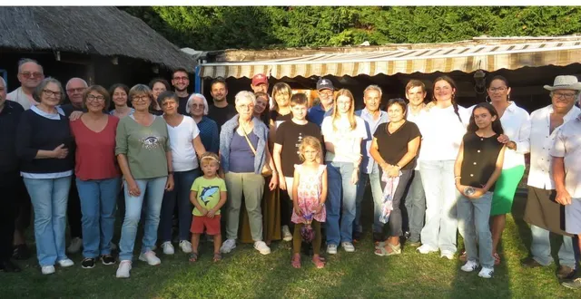 photo  les voisins du hameau du champ-ferré, une vingtaine de maisons, se rassemblent chaque année depuis 40 ans. « pendant l’année on se croise à peine, alors au moins, une fois, on peut échanger autour d’un bon repas », a souligné joël pellerin lors de l’édition de samedi 6 septembre. ce dernier met à disposition des voisins sa paillote et ses talents en cuisine. après un apéritif maison et les petits fours du patron, les 30 voisins ont partagé un jambon de porc, un joli dessert et ont fini la soirée en jurant de se retrouver en 2026.  &copy;  co 