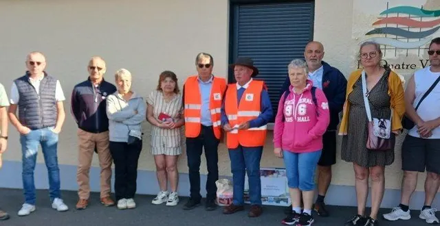 photo  accompagné de vincent chauchet, adjoint au maire, alain decuq, de l’association de protection de l’environnement et du patrimoine et de mme plassais, d’anim’ecommoy, une douzaine de nouveaux arrivants se sont élancés, samedi, à la découverte de la commune et de ses sites classés.  &copy;  ouest-france 