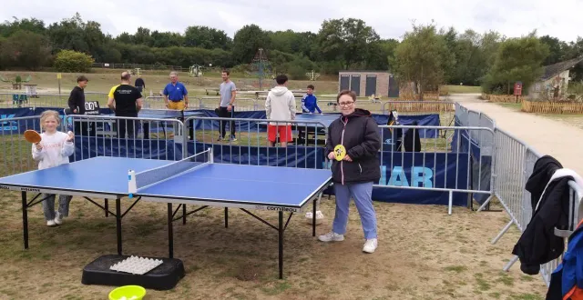 photo  la météo n’a pas été la plus propice pour ping plage. une cinquantaine de personnes ont participé à ping plage.  &copy;  ouest-france 