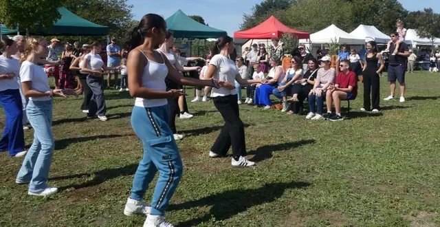 photo  la fête des associations a battu son plein, samedi. le nouveau site a convaincu le public. viviane benyakhou, adjointe aux animations : « je suis ravie de l’après-midi, nous avons une belle fréquentation et les associations ont enregistré de nombreuses adhésions. le but recherché de ce nouvel endroit était aussi de faire découvrir les infrastructures sportives aux changéens ». camille laucagne, animatrice culturelle au rabelais, complète : « les associations ont répondu présent malgré le changement de lieu. elles ont fait preuve d’une grande adaptabilité, elles ont travaillé ensemble, c’était vraiment un village associatif ».  &copy;  ouest-france 