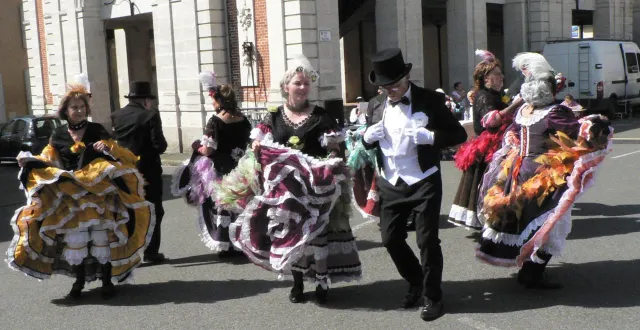 photo  le groupe de french cancan de l’association les mistinguettes s’est produit vec beaucoup de succès place des halles.  &copy;  ouest-france 