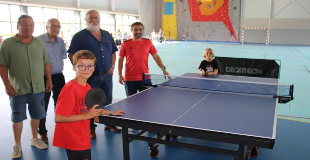 photo  autour d’une table, dominique anfray, alain violet, adjoint, andré trottet, accompagnés de boris gesbert, ont accueilli deux jeunes supporters des frères lebrun.  &copy;  ouest-france 