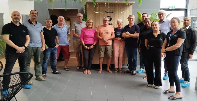 photo  ludovic pons, directeur de couzé’o (à gauche), et yves meignen, président du sicab (avant dernier depuis la droite) avec des utilisateurs de l’espace bien-être.  &copy;  co 
