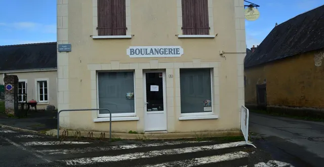 photo  les portes de la boulangerie « aux pains vancéens » restent désespérément closes.  &copy;  le maine libre 