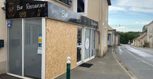 photo  un panneau de bois a été installé sur la devanture de l’établissement, situé en plein centre-bourg de louplande (sarthe).  &copy;  ouest-france 